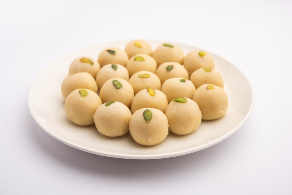 malai-peda-white-pera-is-north-indian-sweet-mithai-delight-prepared-with-full-cream-milk-sugar-cardamom